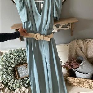 💕 NWT 💕 Unique Zara Jumpsuit with puff sleeves, cinched ankles, white belt!